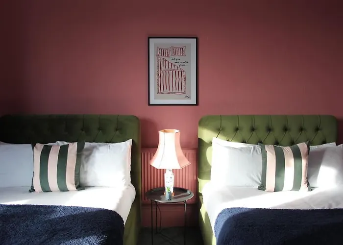 Stylish Digbeth Apartment, Sleeps 12 Opposite Birmingham Coach Station, Perfect For Large Groups Contractors