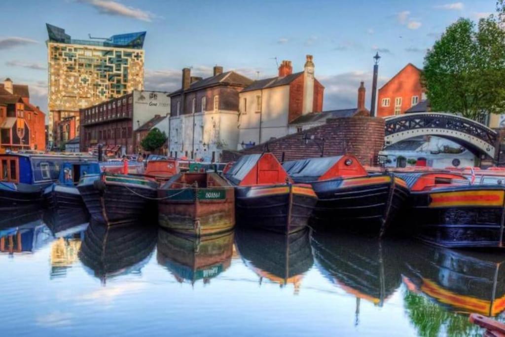 Stylish Digbeth Apartment, Sleeps 12 Opposite Coach Station, Perfect For Large Groups Contractors