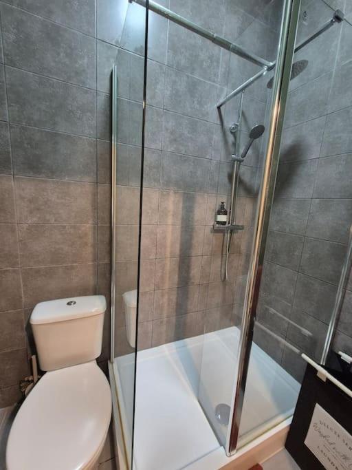 Stylish Digbeth Apartment, Sleeps 12 Opposite Coach Station, Perfect For Large Groups Contractors * Birmingham
