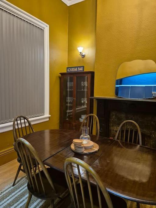 Stylish Digbeth Apartment, Sleeps 12 Opposite Coach Station, Perfect For Large Groups Contractors Apartment Birmingham