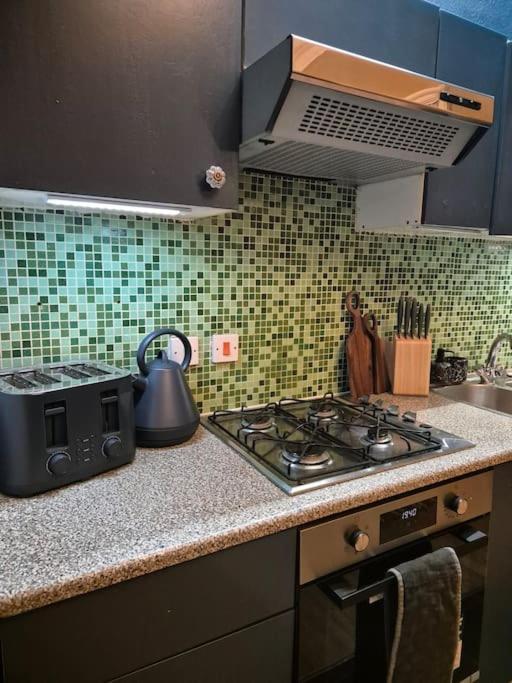 Stylish Digbeth Apartment, Sleeps 12 Opposite Coach Station, Perfect For Large Groups Contractors