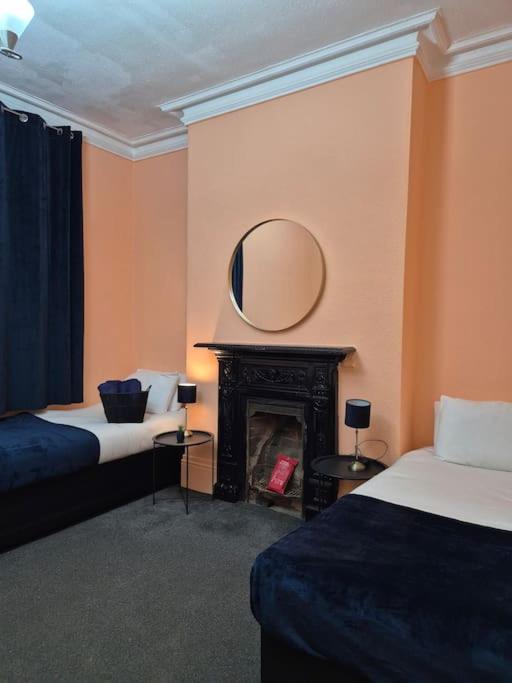 Apartment Stylish Digbeth Apartment, Sleeps 12 Opposite Coach Station, Perfect For Large Groups Contractors *