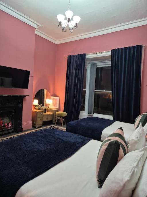 Stylish Digbeth Apartment, Sleeps 12 Opposite Coach Station, Perfect For Large Groups Contractors