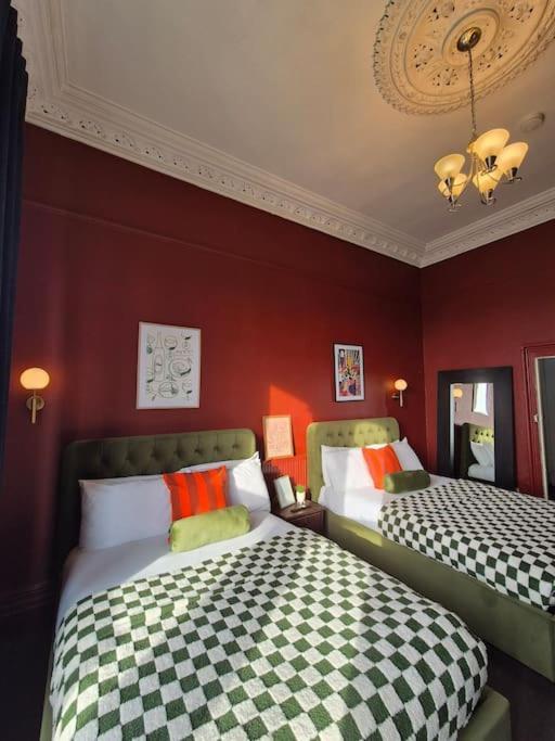 Stylish Digbeth Apartment, Sleeps 12 Opposite Coach Station, Perfect For Large Groups Contractors Apartment *