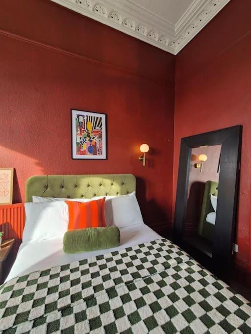 Stylish Digbeth Apartment, Sleeps 12 Opposite Coach Station, Perfect For Large Groups Contractors