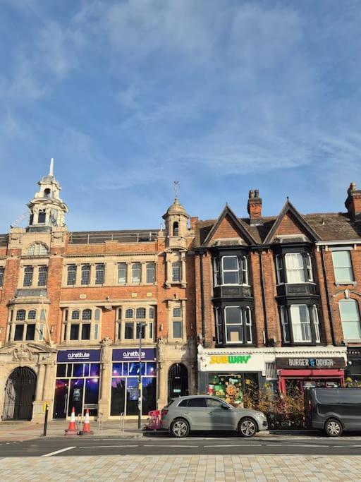 Stylish Digbeth Apartment, Sleeps 12 Opposite Coach Station, Perfect For Large Groups Contractors Birmingham