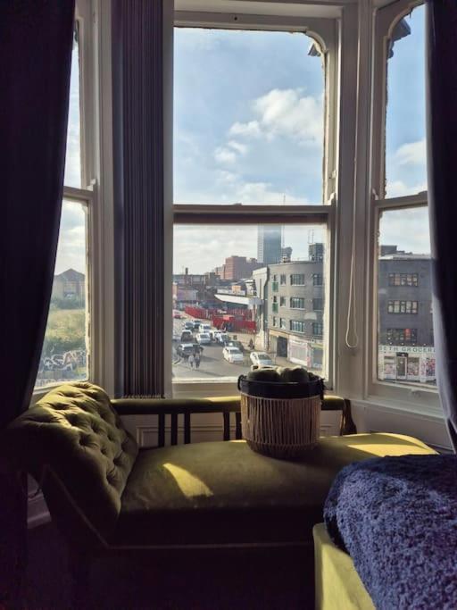 Stylish Digbeth Apartment, Sleeps 12 Opposite Coach Station, Perfect For Large Groups Contractors * Birmingham