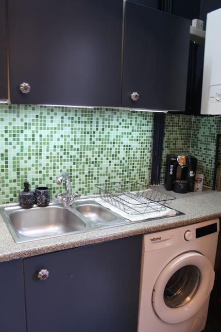 Stylish Digbeth Apartment, Sleeps 12 Opposite Coach Station, Perfect For Large Groups Contractors Apartment *
