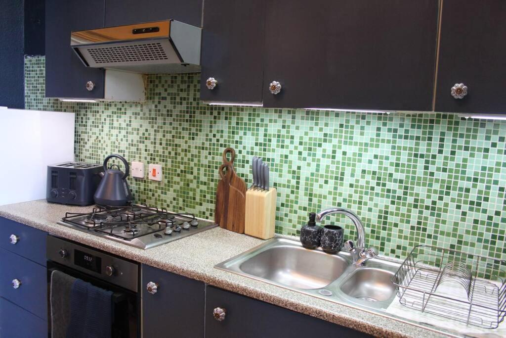 Stylish Digbeth Apartment, Sleeps 12 Opposite Coach Station, Perfect For Large Groups Contractors Apartment Birmingham