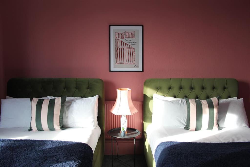 Apartment Stylish Digbeth Apartment, Sleeps 12 Opposite Coach Station, Perfect For Large Groups Contractors *