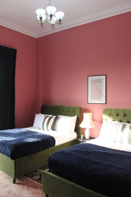 Stylish Digbeth Apartment, Sleeps 12 Opposite Coach Station, Perfect For Large Groups Contractors Apartment *