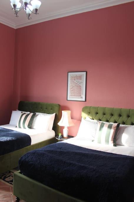 Apartment Stylish Digbeth Apartment, Sleeps 12 Opposite Coach Station, Perfect For Large Groups Contractors
