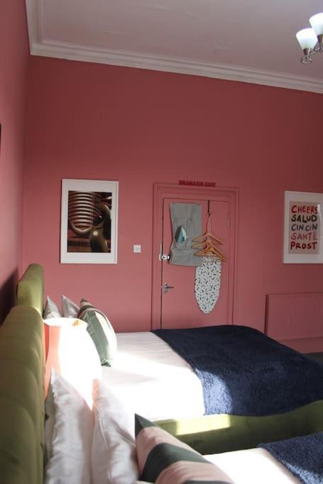 Stylish Digbeth Apartment, Sleeps 12 Opposite Coach Station, Perfect For Large Groups Contractors