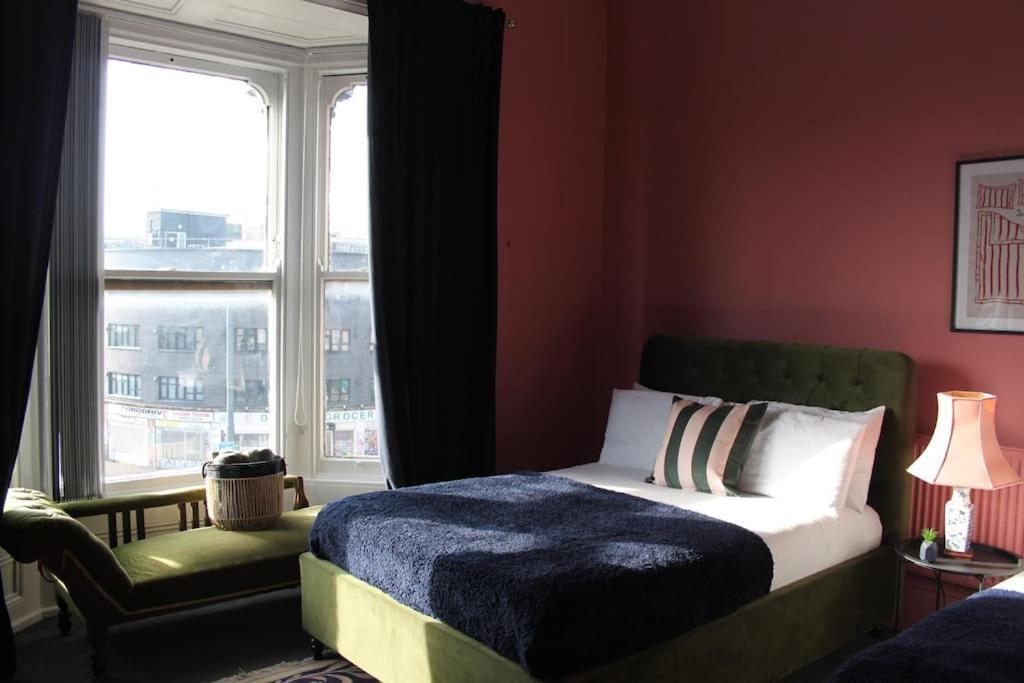 Stylish Digbeth Apartment, Sleeps 12 Opposite Coach Station, Perfect For Large Groups Contractors Apartment *
