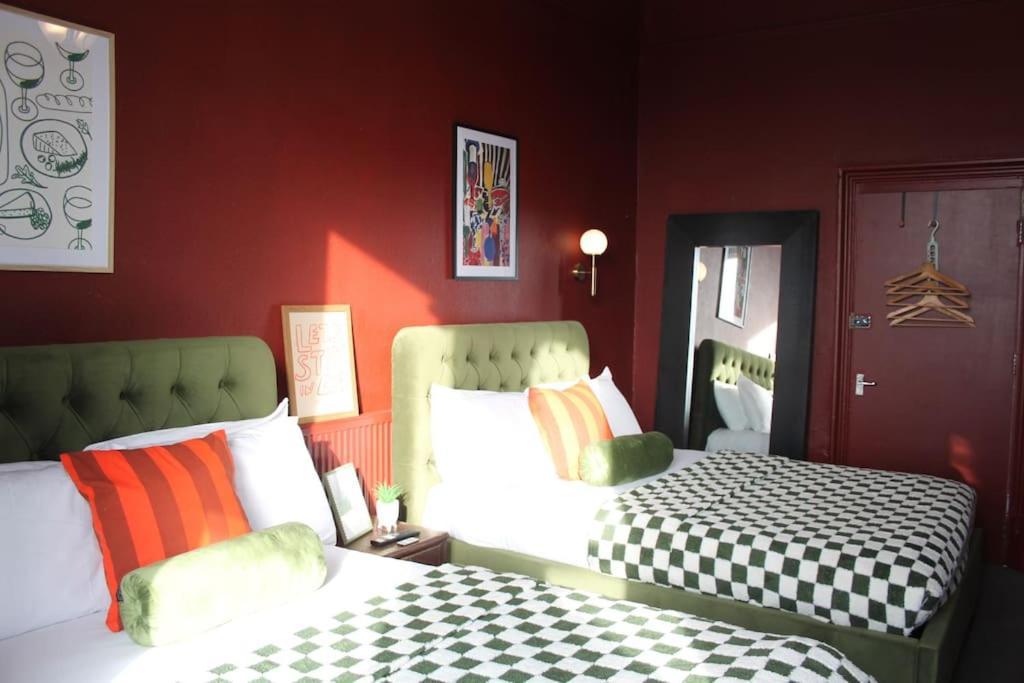 Stylish Digbeth Apartment, Sleeps 12 Opposite Coach Station, Perfect For Large Groups Contractors Apartment Birmingham