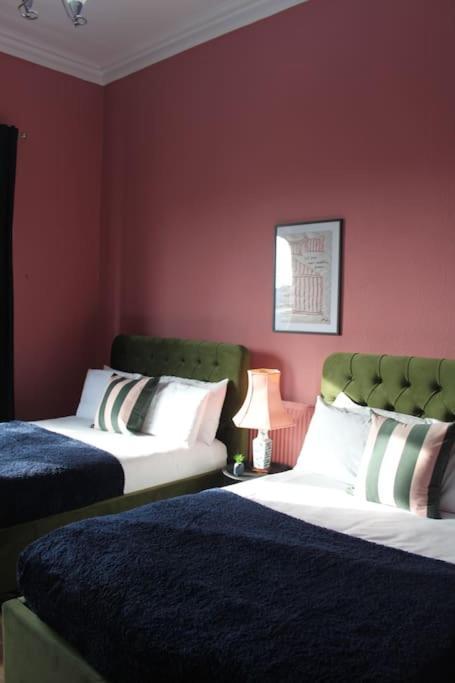 Stylish Digbeth Apartment, Sleeps 12 Opposite Coach Station, Perfect For Large Groups Contractors
