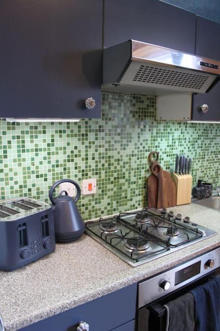 Apartment Stylish Digbeth Apartment, Sleeps 12 Opposite Coach Station, Perfect For Large Groups Contractors *
