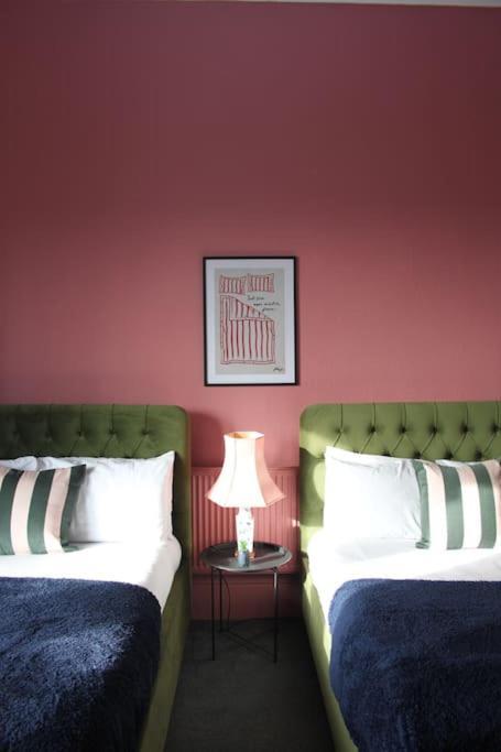 Stylish Digbeth Apartment, Sleeps 12 Opposite Coach Station, Perfect For Large Groups Contractors Apartment *