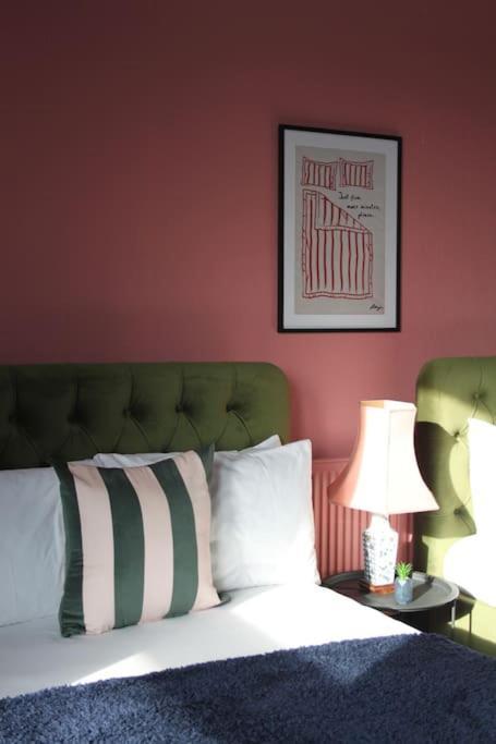 Stylish Digbeth Apartment, Sleeps 12 Opposite Coach Station, Perfect For Large Groups Contractors Apartment Birmingham